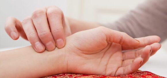 Ayurvedic-Assessment-and-Pulse-Diagnosis.jpg